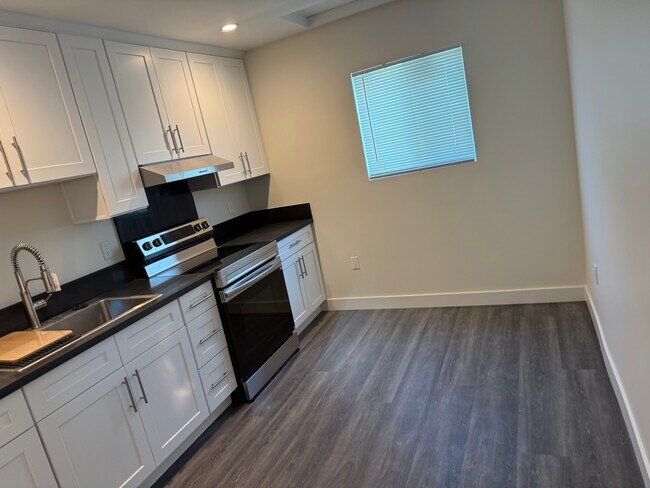 Foto del edificio - 1006 W 131st St