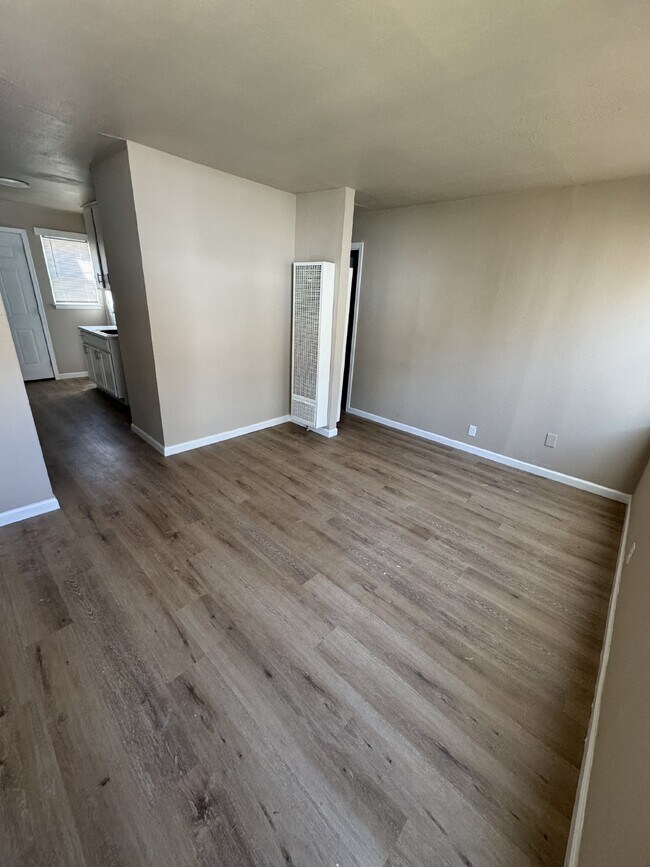Building Photo - 2 Bedroom, 1 Bathroom apartment with stack...