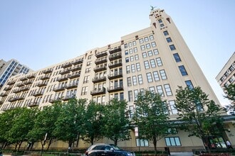 Building Photo - 758 N Larrabee St
