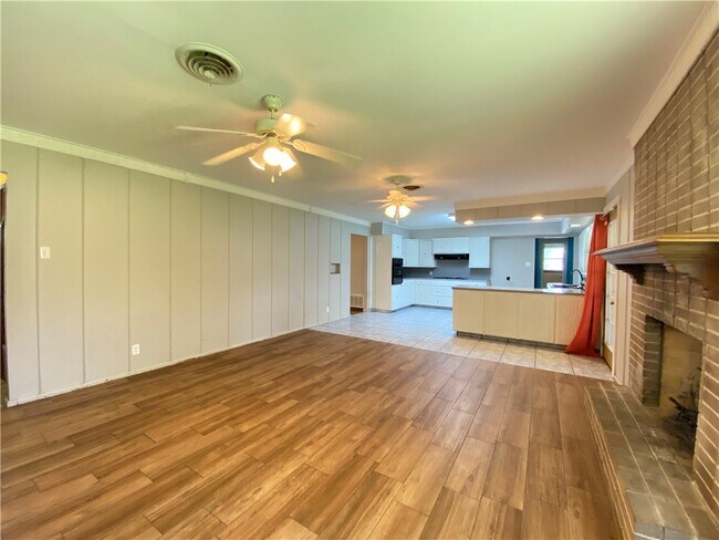 Foto del edificio - 536 W Yoakum Ave