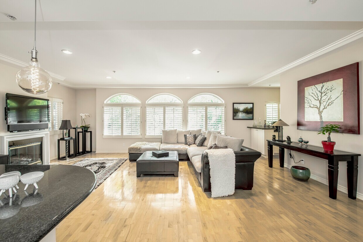 Living room - 1315 S Saltair Ave