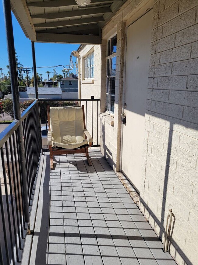 Foto del edificio - 1 BR 1 BTH LOCATED IN A 4 PLEX 2ND FLOOR