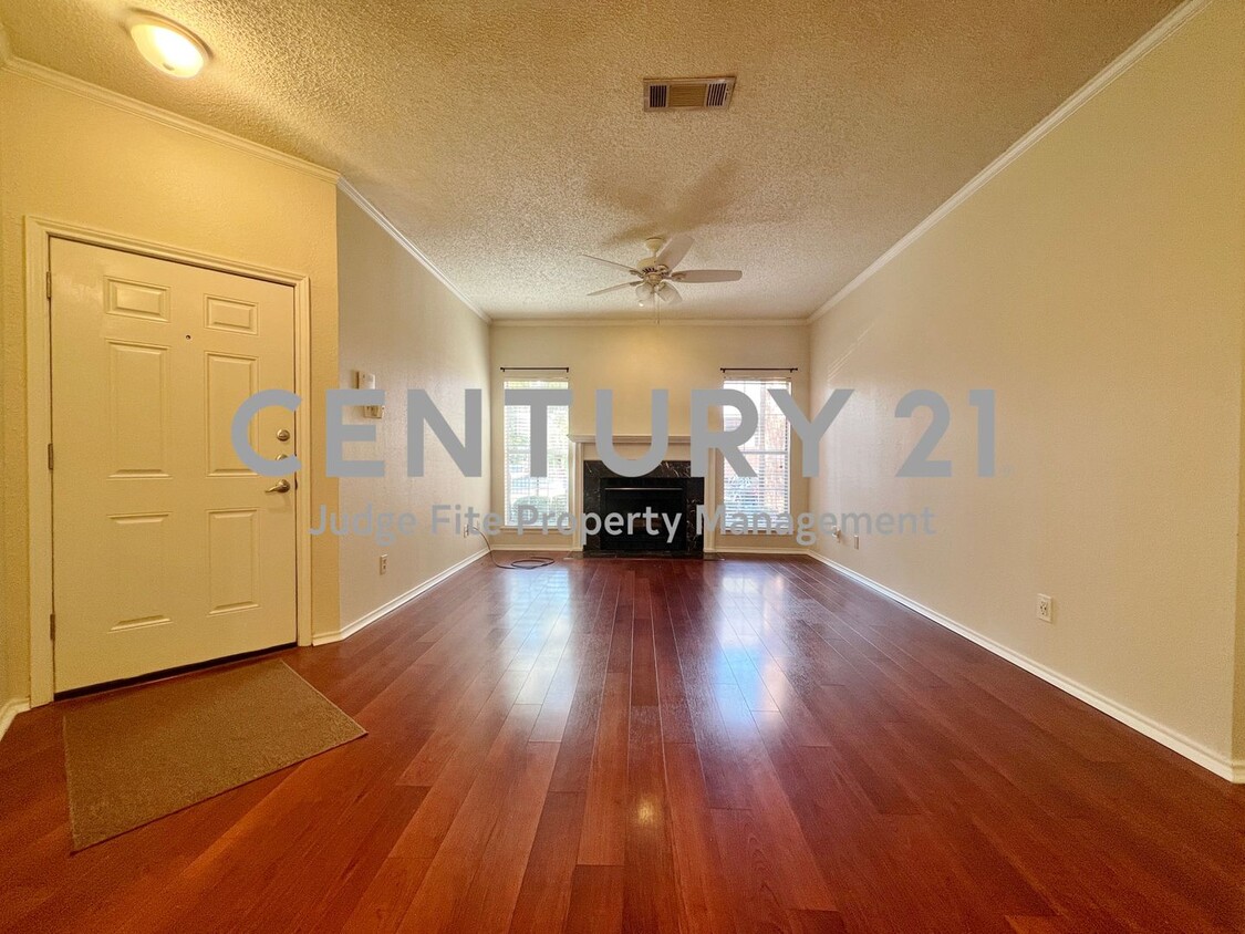 Foto principal - Lovely 2/1.5 Condo in Gated Fort Worth Com...