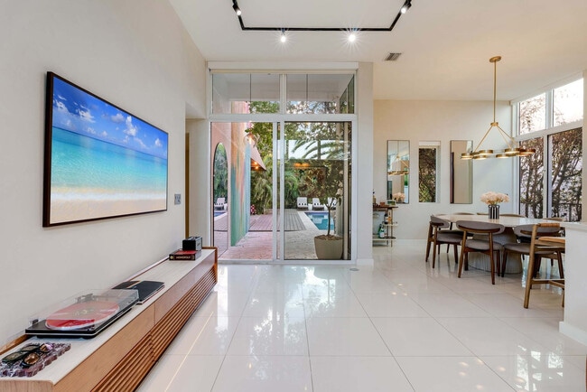 Foto del edificio - 1884 SW 17th St