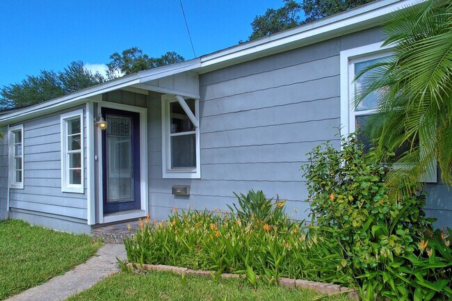Foto del edificio - Great location, 1940's Single family home near Mills 50 District and Colonial Town North W/one ca...