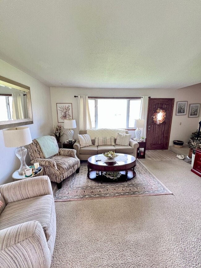 Foto del edificio - AVAILABLE MAY - Large 2 Bedroom Apartment!