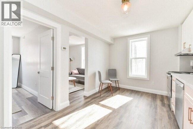 Building Photo - 132 Ahrens St W
