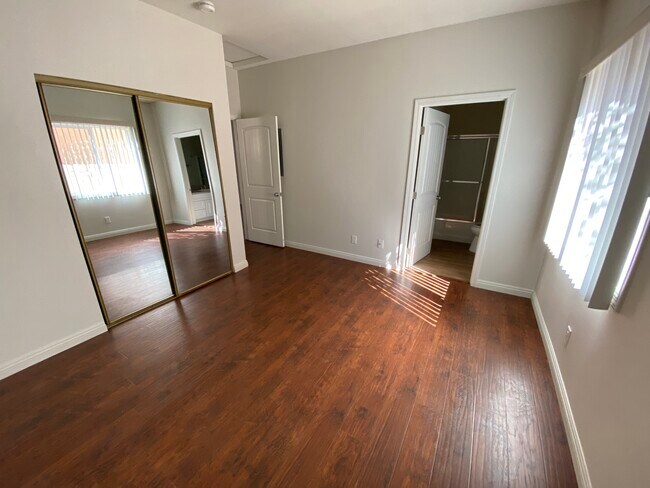 Foto del edificio - 8754 Darby Ave