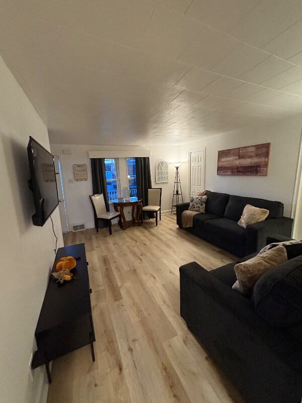 Foto del edificio - 1142 Oakmont Ave