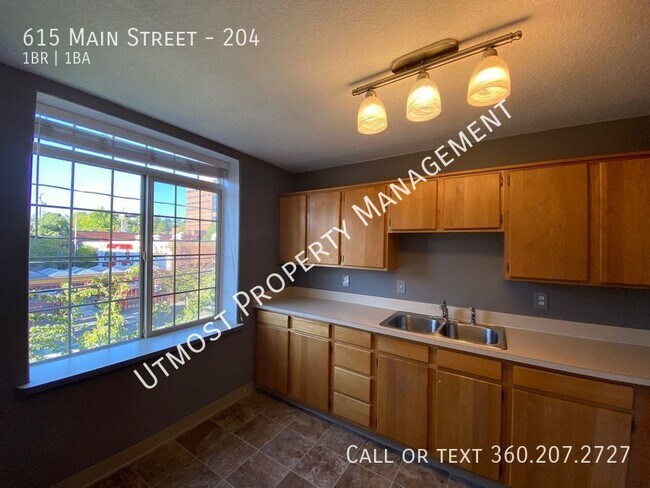 Building Photo - 615 Main St