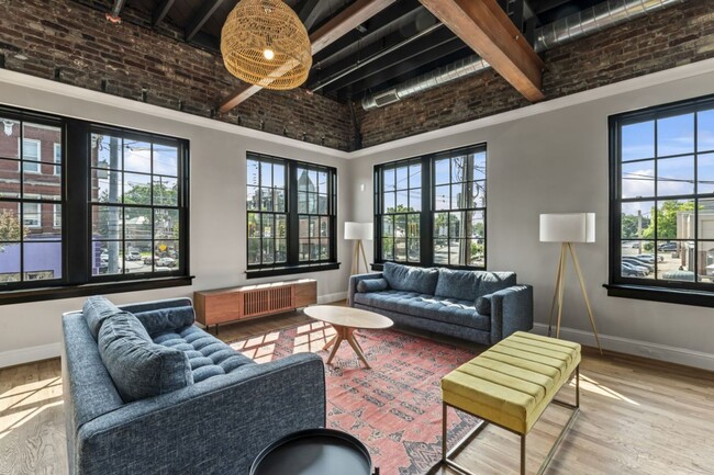 Building Photo - Renovated Highland Loft sleeps 4!