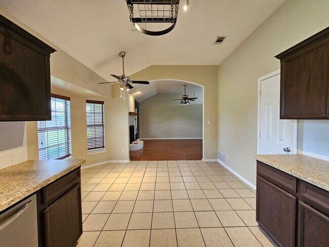 Foto del edificio - RENT REDUCTION & AVAILABLE NOW!