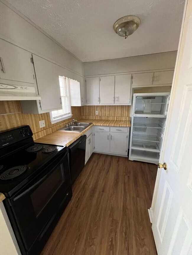 Building Photo - Spacious 2 bedroom 2.5 bathroom town home ...