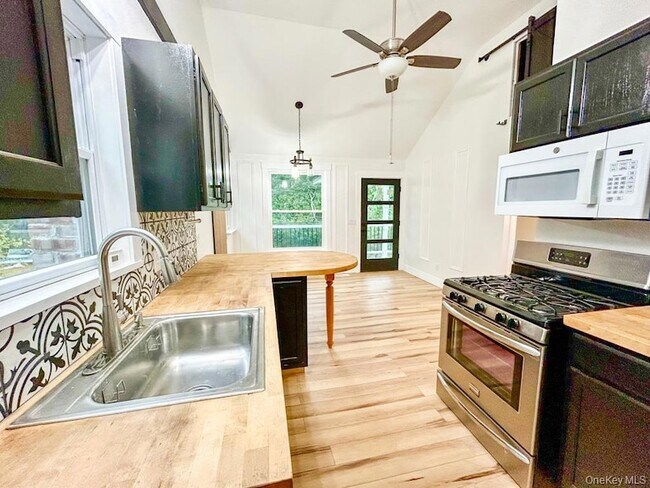 Foto del edificio - 765 Meadow Rd