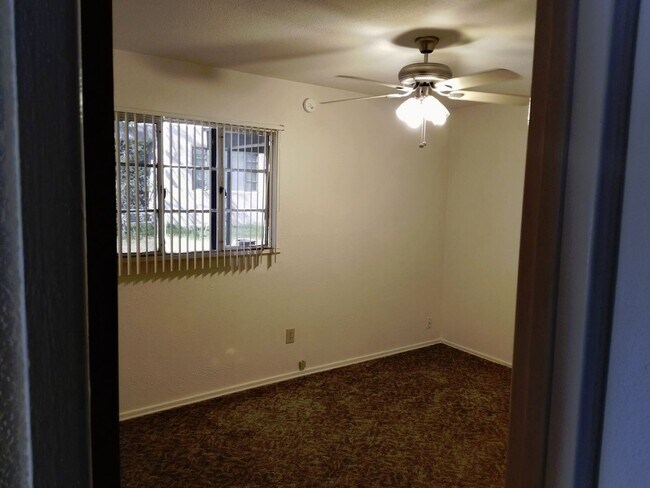 Building Photo - 2 bed 1 bath Duplex