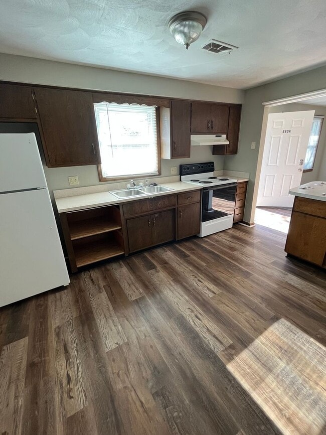 Interior Photo - FIELDCREST APARTMENTS