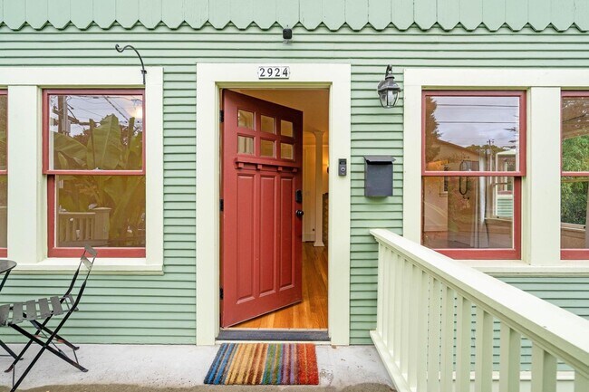 Building Photo - $300 move-in special! Beautiful 2-bdrm/1-bath main-level duplex—W/D, shared backyard, storage, of...