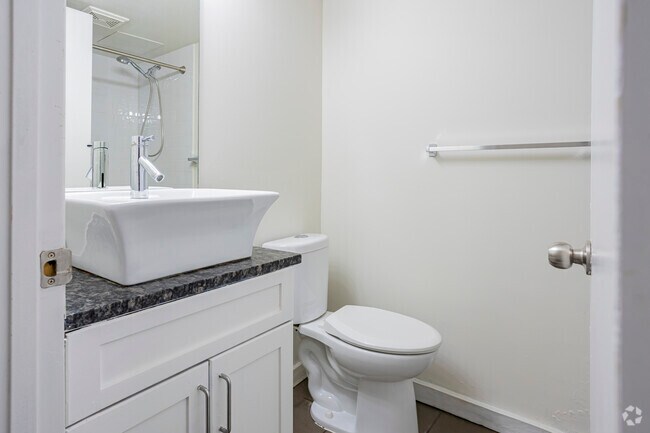 1 chambre, 1 salle de bain - 575 pi2 - Salle de bain - Amantea Tower Apartments