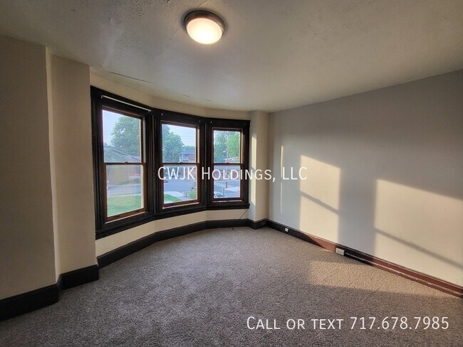 Building Photo - Large 4 Bedroom apartment for rent.