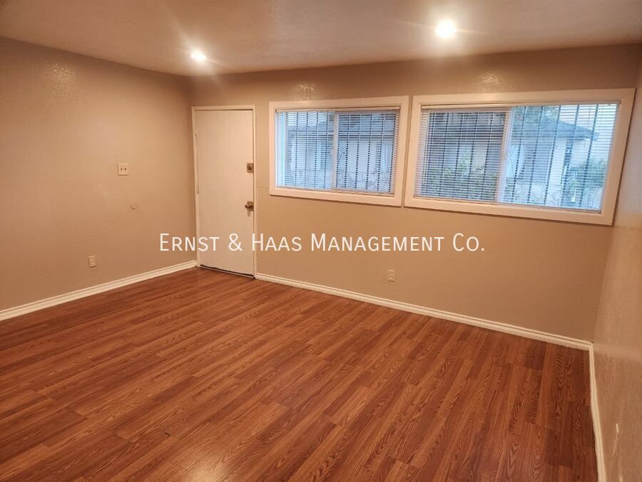 Foto principal - 4 Bedroom 2 Bath Townhome with 2 Car Attac...