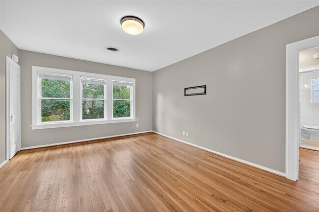 Foto del edificio - 2343 Wroxton Rd