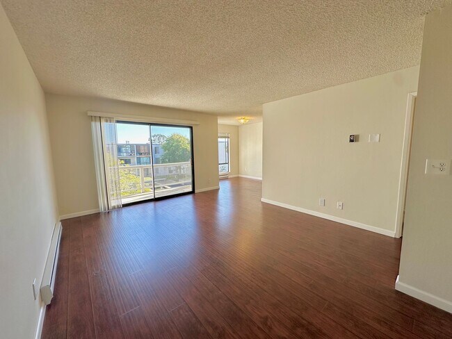 Foto del edificio - $500 OFF FIRST MONTH RENT - 1 Bed 1 Bath Available in Watergate Complex of Emeryville!!!