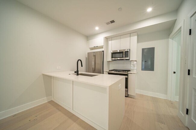Building Photo - West End Oasis !
