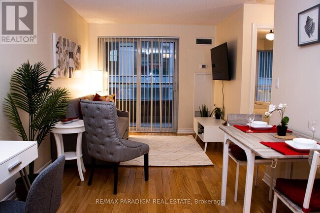 Building Photo - 270 Wellington St W