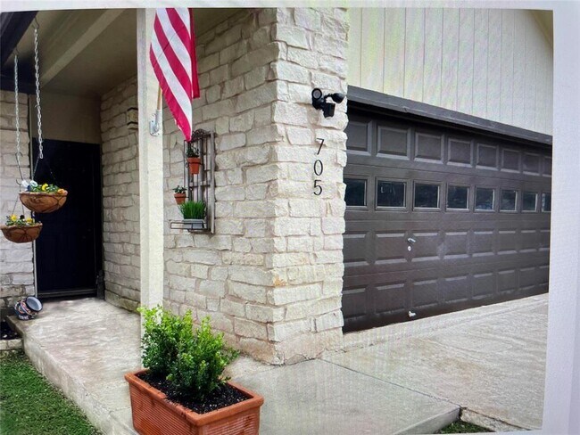 Foto del edificio - 705 Lisa Dr