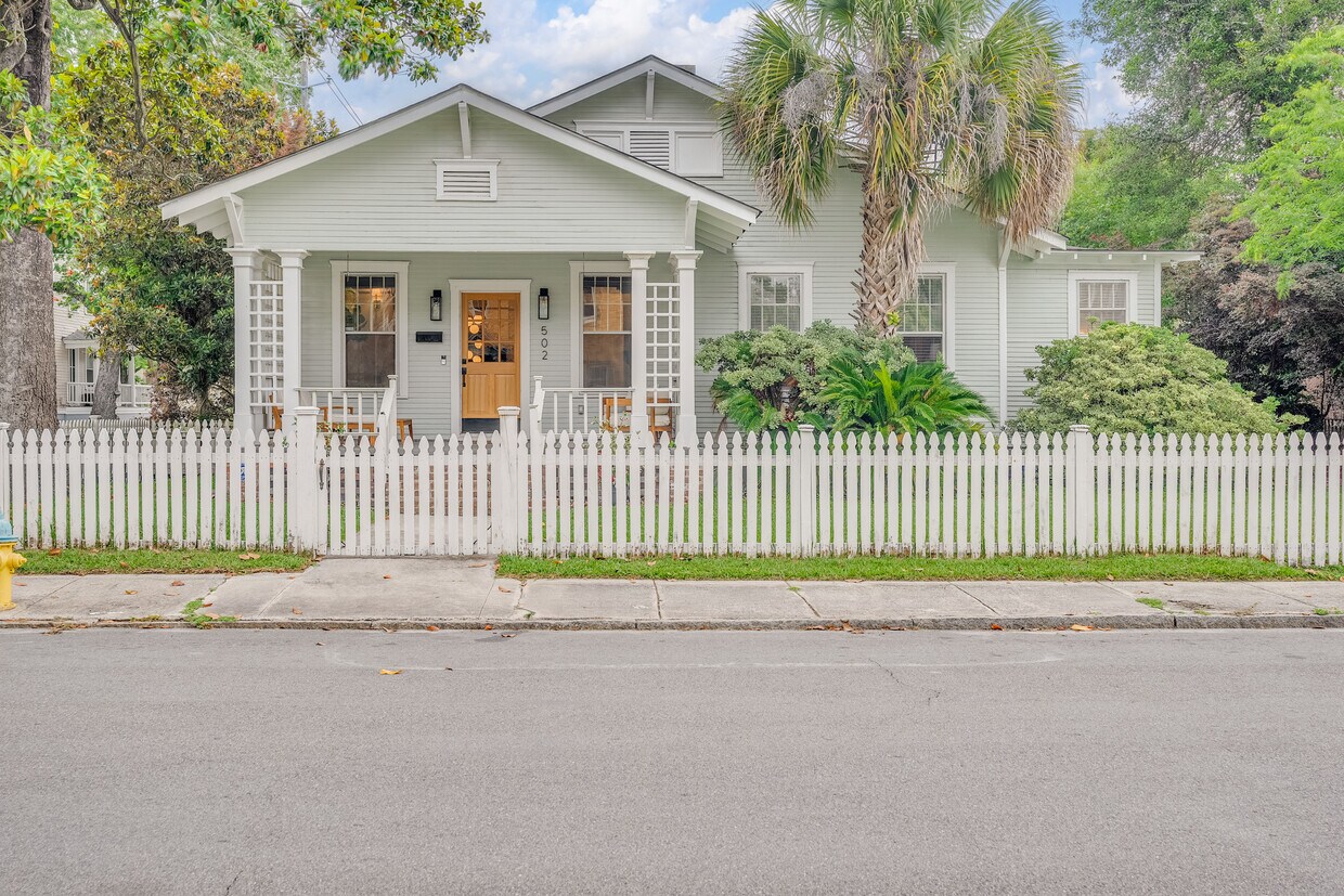 Foto principal - Bungalow Heaven in Baldwin Park!