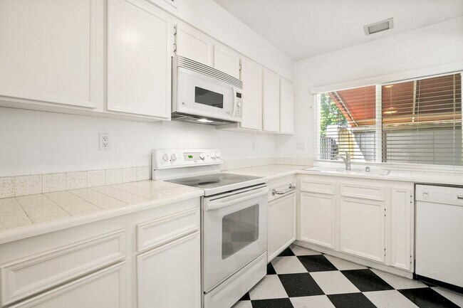 Building Photo - 1458 Finch St