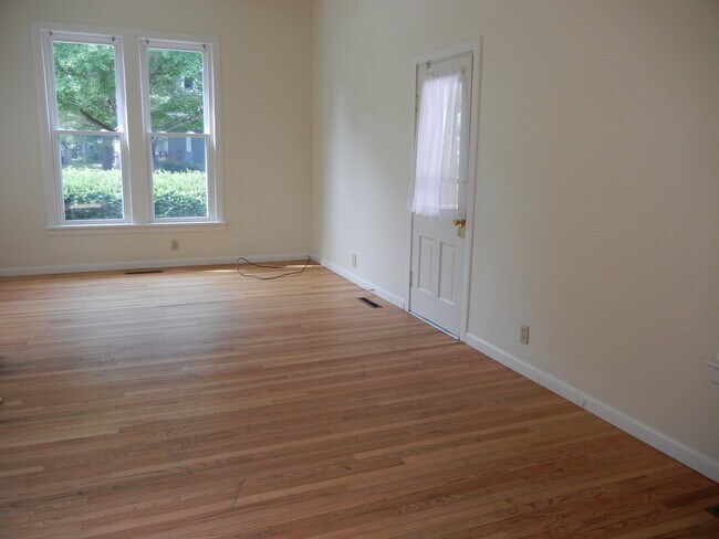 Large Living Room - 208 Sylvia St