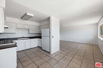 Building Photo - 518 E Ave Q4