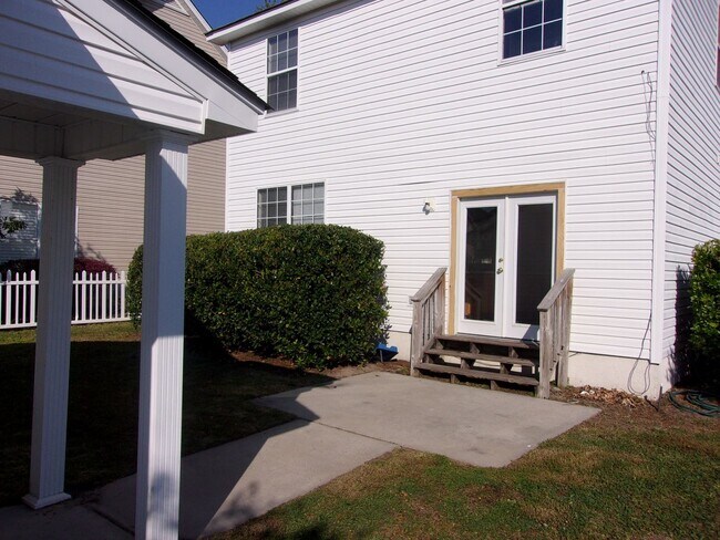 Foto del edificio - 3 Bedroom / 2.5 Bathroom with 2 car garage...