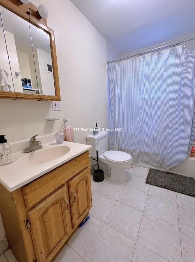 Foto del edificio - Large 4 bed 2 bath in a prime location in Coolidge Corner.