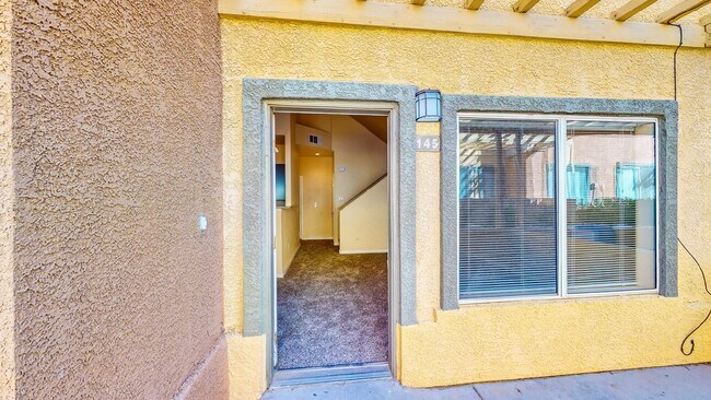 Foto del edificio - ** 2 weeks free rent. Excluding recurring fees** 2 BDR / 2.5 BATH SPACIOUS HOME