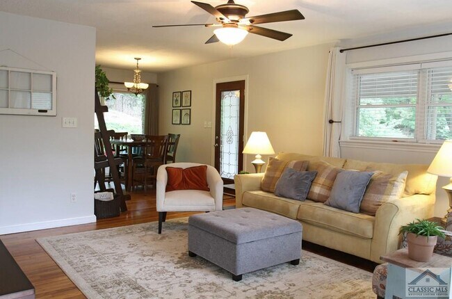 Building Photo - 707 Forest Heights Dr