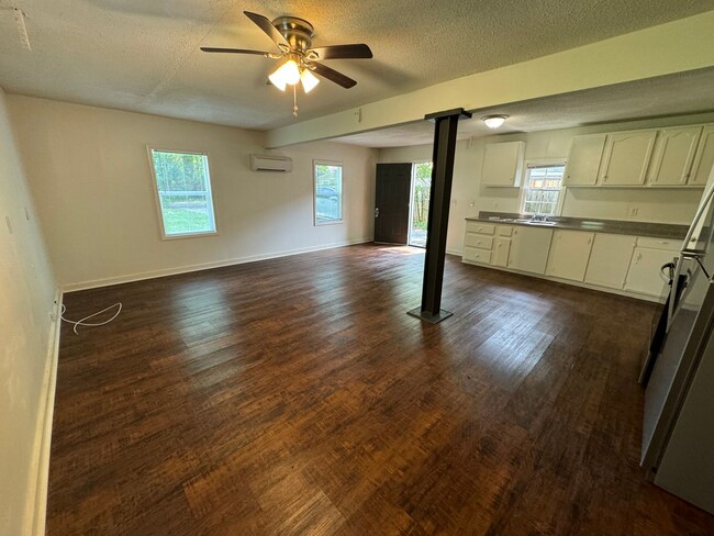 Building Photo - 1/1 Garage Apartment in Old Summerville Pa...
