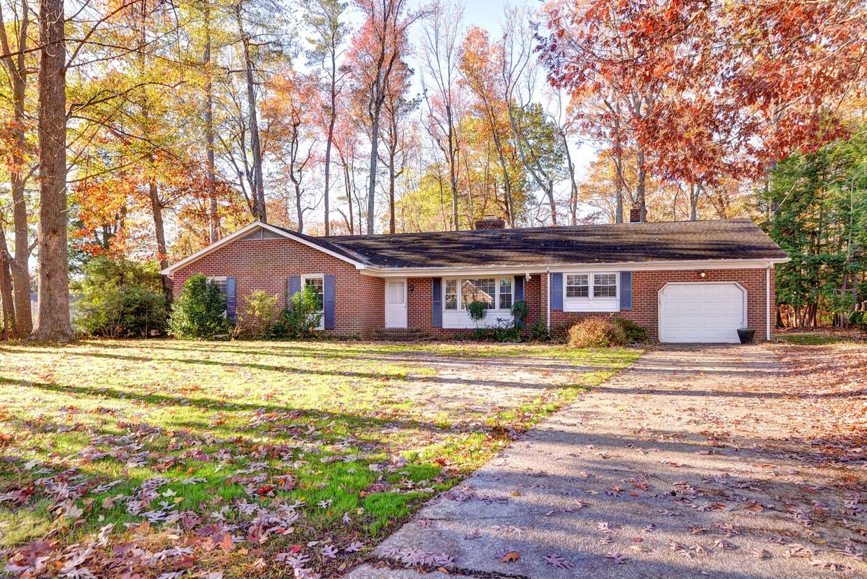 Foto principal - 4 BEDROOMS IN YORK COUNTY!!!