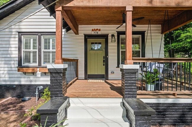 Building Photo - 958 Crew St SW