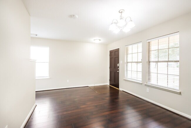 Foto del edificio - 8119 Stagewood Dr