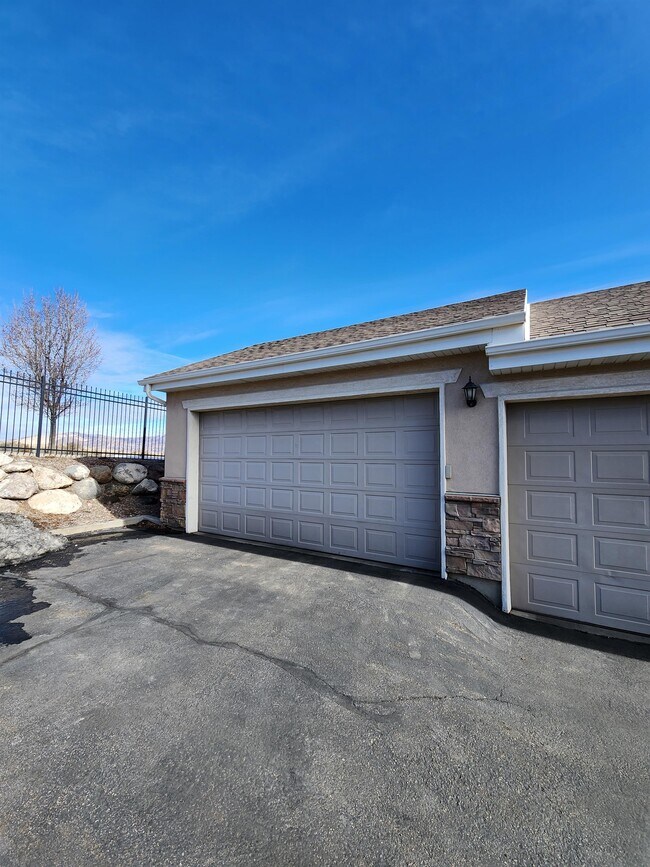 Building Photo - 107 W Spring Hill Way