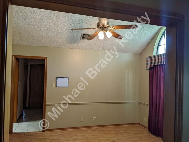Building Photo - Beautiful home