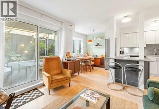 Building Photo - 2133 Dundas St