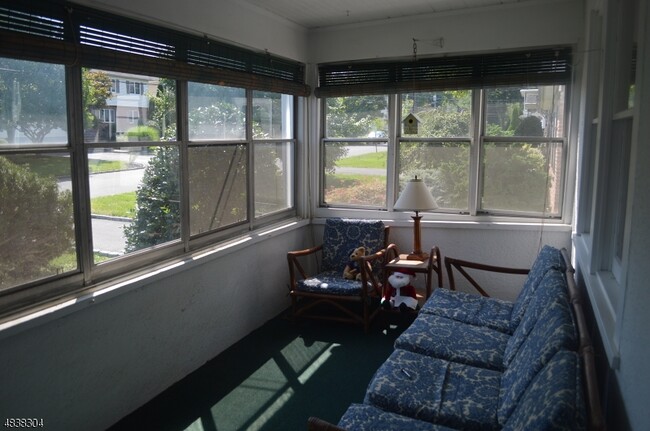 Building Photo - 5 Gates Ave