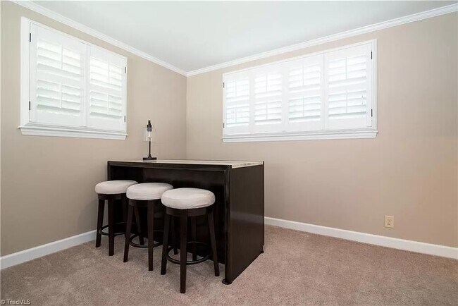 Building Photo - 2905 Robin Hood Dr