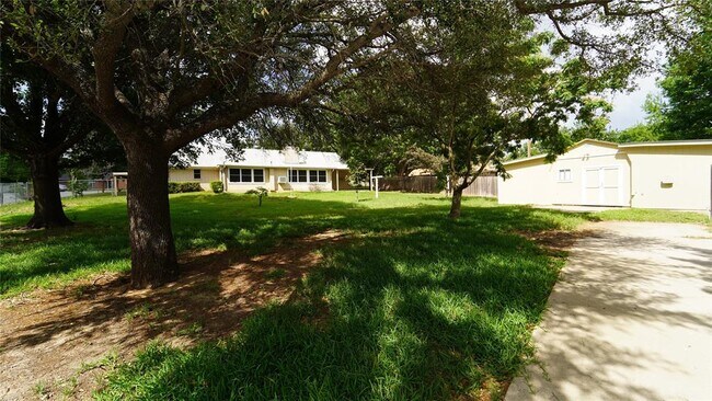Foto del edificio - 1606 E Bankhead Dr