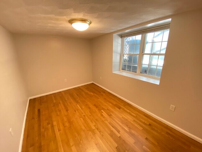 Building Photo - 31 Charnwood Rd