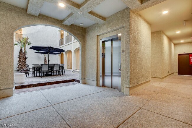 Building Photo - 2555 Hampton Rd