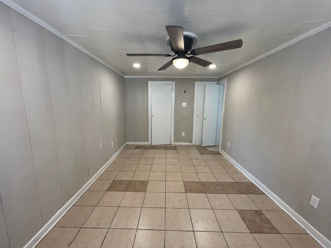 Building Photo - Cozy 1 Bedroom 1 Bath  Downstairs Unit Ready for Move-in ((New Vinyl Plank Flooring)) ~ Fantastic...